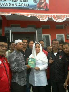 Ke Aceh, Puan Maharani dihadiahkan buku Biografi Abu…