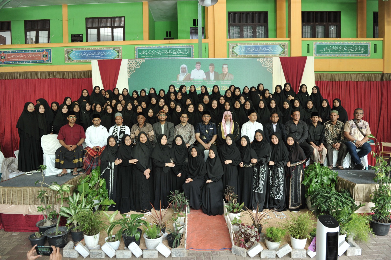Peusijuk 173 Alumni  Darul Ihsan,  Guru Besar UIN Arraniry Prof Zulfikar  Tekankan Pentingnya Menjaga Akhlak dan Ilmu